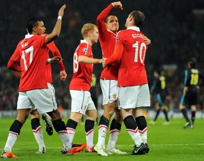 Javier Hernandez đã chỉ vào Wayne Rooney, để cảm ơn pha kiến tạo giúp anh ghi bàn mở tỷ số ở trận thắng Marseille 2-1. Javier Hernandez đã chỉ vào Wayne Rooney, để cảm ơn pha kiến tạo giúp anh ghi bàn mở tỷ số ở trận thắng Marseille 2-1.