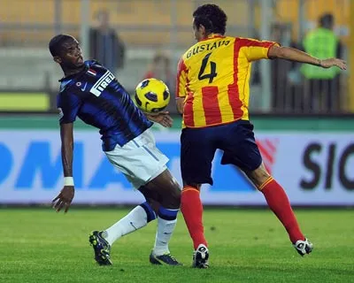 Tiền đạo Samuel Eto’o (trái, Inter Milan) kiểm soát bóng trước hậu vệ Gustavo (Lecce). Tiền đạo Samuel Eto’o (trái, Inter Milan) kiểm soát bóng trước hậu vệ Gustavo (Lecce).