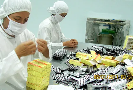 Đóng gói, vô bao thuốc tại Nhà máy Dược phẩm Vidipha. Ảnh: Tường Lâm Đóng gói, vô bao thuốc tại Nhà máy Dược phẩm Vidipha. Ảnh: Tường Lâm