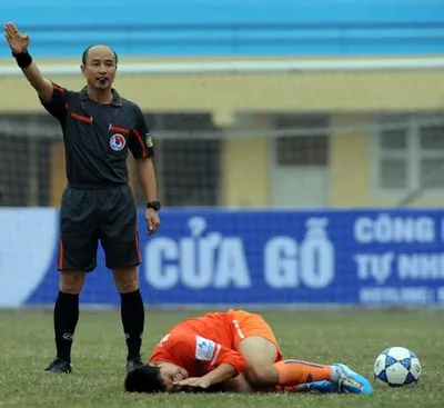 "Trọng tài là người, còn chúng tôi là gì?"