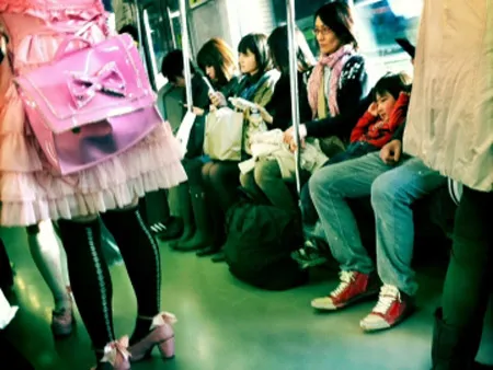 Nỗi lo nhiễm phóng xạ bao trùm các chuyến xe điện ở Tokyo Nỗi lo nhiễm phóng xạ bao trùm các chuyến xe điện ở Tokyo