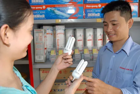 Chọn mua bóng đèn Compact tiết kiệm điện. Ảnh: Cao Thăng Chọn mua bóng đèn Compact tiết kiệm điện. Ảnh: Cao Thăng