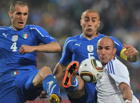 Robert Vittek (phải, Slovakia) tranh bóng với trung vệ Italia Fabio Cannavaro Robert Vittek (phải, Slovakia) tranh bóng với trung vệ Italia Fabio Cannavaro