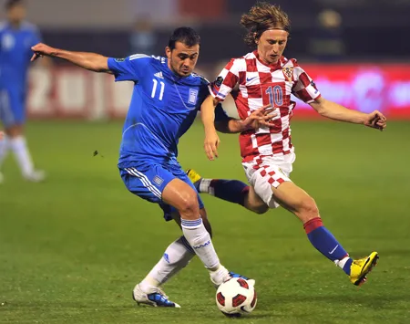 Tiền vệ Luka Modric (phải, Croatia) tranh bóng với hậu vệ Loukas Vyntra (Hy Lạp) Tiền vệ Luka Modric (phải, Croatia) tranh bóng với hậu vệ Loukas Vyntra (Hy Lạp)