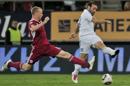 Dimitris Salpingidis (phải, Hy Lạp) sút bóng trước Deniss Ivanov (Latvia) Dimitris Salpingidis (phải, Hy Lạp) sút bóng trước Deniss Ivanov (Latvia)