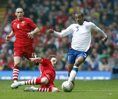 Các cầu thủ tuyển Anh (áo trắng) tranh chấp bóng với các cầu thủ tuyển xứ Wales. Ảnh: AFP Các cầu thủ tuyển Anh (áo trắng) tranh chấp bóng với các cầu thủ tuyển xứ Wales. Ảnh: AFP