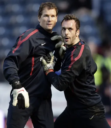 Trên đấu trường Premier League: Almunia đang “tổn thương”, nhưng...