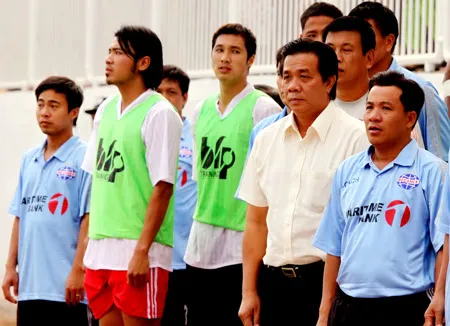 GĐĐH Trần Văn Đường lại sát cánh cùng đội bóng. Ảnh: Dũng Phương GĐĐH Trần Văn Đường lại sát cánh cùng đội bóng. Ảnh: Dũng Phương