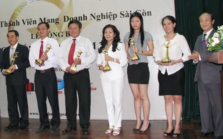 Lãnh đạo Hội Sở hữu Trí tuệ TPHCM trao chứng nhận “Logo Ấn tượng 2010” cho các doanh nghiệp Lãnh đạo Hội Sở hữu Trí tuệ TPHCM trao chứng nhận “Logo Ấn tượng 2010” cho các doanh nghiệp