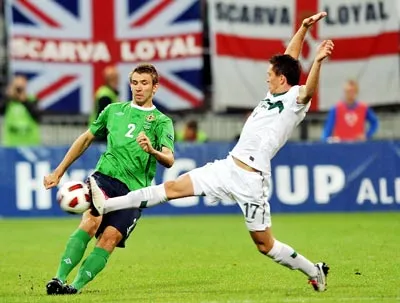 Andraz Kirm (Slovenia, phải) cản phá đường chuyền của Gareth Mcauley (Bắc Ailen). Andraz Kirm (Slovenia, phải) cản phá đường chuyền của Gareth Mcauley (Bắc Ailen).
