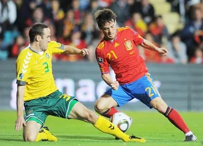 David Silva (phải, Tây Ban Nha) kiểm soát bóng trước Radavicius (Litva) trận lượt đi. David Silva (phải, Tây Ban Nha) kiểm soát bóng trước Radavicius (Litva) trận lượt đi.