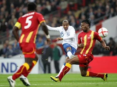Trên sân nhà Wembley, đội tuyển Anh (áo trắng) chỉ tìm được kết quả hòa 1 - 1 trước Ghana. Trên sân nhà Wembley, đội tuyển Anh (áo trắng) chỉ tìm được kết quả hòa 1 - 1 trước Ghana.