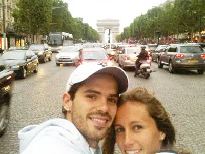 Gago và Dulko từng dạo phố ở Paris.