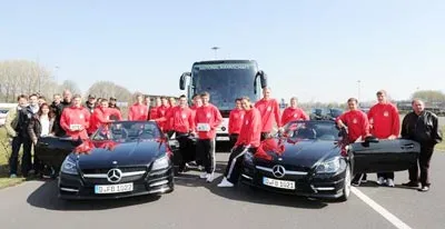 Tuyển Đức quảng cáo xe.