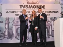 Officials of television channel TV5MONDE at a ceremony launching its new feed with Vietnamese subtitles in Hanoi.(Photo:Thanh Nien) Officials of television channel TV5MONDE at a ceremony launching its new feed with Vietnamese subtitles in Hanoi.(Photo:Thanh Nien)