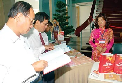 Tìm đọc “Lịch sử Nam bộ kháng chiến” ngay trong lễ tổng kết và công bố. Tìm đọc “Lịch sử Nam bộ kháng chiến” ngay trong lễ tổng kết và công bố.