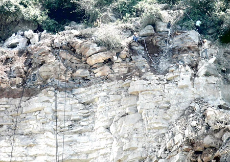 Biến mỏ dolomit thành mỏ đá vôi?