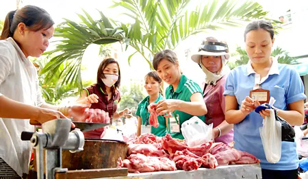 Giá các mặt hàng thiết yếu tại TPHCM được bình ổn nhằm góp phần giúp người dân ổn định cuộc sống. Ảnh: Công nhân đi chợ tại quận Bình Tân. Ảnh: CAO THĂNG Giá các mặt hàng thiết yếu tại TPHCM được bình ổn nhằm góp phần giúp người dân ổn định cuộc sống. Ảnh: Công nhân đi chợ tại quận Bình Tân. Ảnh: CAO THĂNG