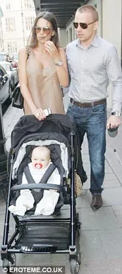 Lloyd và O’Hara xuống phố cùng con đầu lòng.