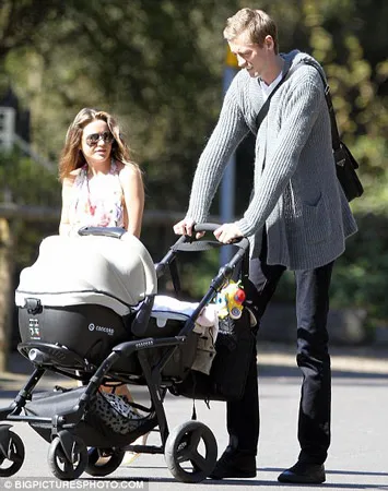 Crouch đau đầu với Abbey.