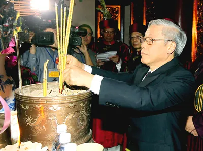 Tổng Bí thư, Chủ tịch Quốc hội Nguyễn Phú Trọng dâng hương tưởng niệm các vua Hùng tại Đền Thượng. Ảnh: Minh Điền Tổng Bí thư, Chủ tịch Quốc hội Nguyễn Phú Trọng dâng hương tưởng niệm các vua Hùng tại Đền Thượng. Ảnh: Minh Điền