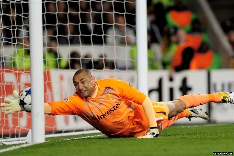 Thủ môn Gomes của Tottenham bất lực nhìn bóng từ từ lăn vào lưới.