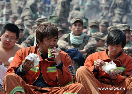 Lính cứu hỏa ăn tạm trong khi làm nhiệm vụ Lính cứu hỏa ăn tạm trong khi làm nhiệm vụ