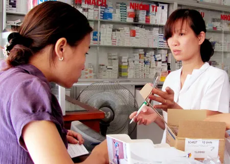 Người dân mua thuốc tại một nhà thuốc trên đường Pasteur. Người dân mua thuốc tại một nhà thuốc trên đường Pasteur.