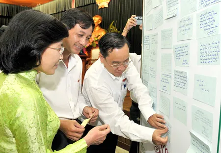 Các đại biểu HĐND TPHCM chuyển những tâm tư, tình cảm cho đại biểu khóa sau. Ảnh: Việt Dũng Các đại biểu HĐND TPHCM chuyển những tâm tư, tình cảm cho đại biểu khóa sau. Ảnh: Việt Dũng