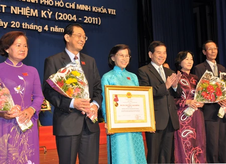 Chủ tịch nước Nguyễn Minh Triết trao tặng Huân chương Lao động hạng Nhất cho Hội đồng Nhân dân TPHCM. Ảnh: Việt Dũng Chủ tịch nước Nguyễn Minh Triết trao tặng Huân chương Lao động hạng Nhất cho Hội đồng Nhân dân TPHCM. Ảnh: Việt Dũng