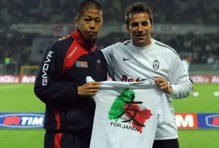 Del Piero tặng áo cho Morimoto.