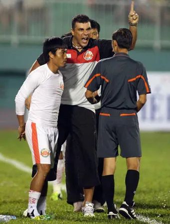 …nhưng không hiểu sao chỉ ông Olivera Quedes dính án phạt? Ảnh: Chí Bảo