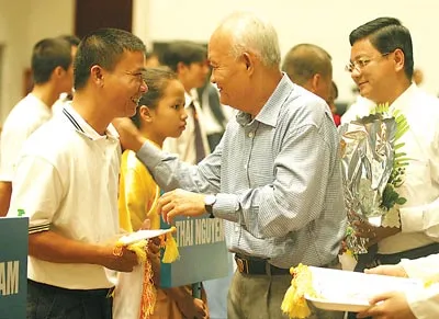 Ông Lê Bửu vẫn luôn quan tâm đến nền thể thao nước nhà. Ảnh: NGUYỄN NHÂN