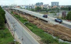 The new Giong Ong To 2 Bridge (right) lies parallel with the old Giong Ong To Bridge. The HCM City Department of Transport has called on the private sector to invest in roads and bridges to ease the terrible congestion on the roads The new Giong Ong To 2 Bridge (right) lies parallel with the old Giong Ong To Bridge. The HCM City Department of Transport has called on the private sector to invest in roads and bridges to ease the terrible congestion on the roads