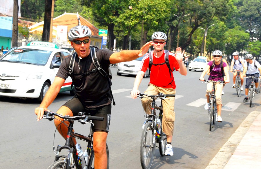 Foreign visitors touring Ho Chi Minh City on bicycles.(Photo:SGGP) Foreign visitors touring Ho Chi Minh City on bicycles.(Photo:SGGP)