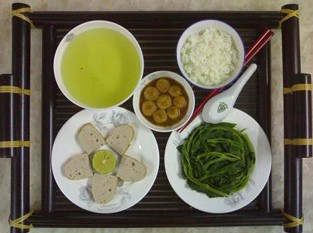 A Vietnamese meal with water morning glory and eggplant soaked in soya bean sauce (Photo: Internet) A Vietnamese meal with water morning glory and eggplant soaked in soya bean sauce (Photo: Internet)