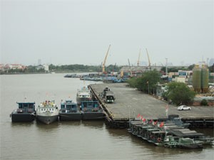 View of Tan Cang Port in Binh Thanh District in HCMC. Hiep Phuoc Commune in the outlying district of Nha Be is growing into an urban coastal zone (Photo:Minh Tri) View of Tan Cang Port in Binh Thanh District in HCMC. Hiep Phuoc Commune in the outlying district of Nha Be is growing into an urban coastal zone (Photo:Minh Tri)
