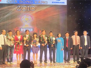 Winners of the 2011 Golden Ball awards and the organizers from Sai Gon Giai Phong Newspaper (Photo:Ngoc Duy) Winners of the 2011 Golden Ball awards and the organizers from Sai Gon Giai Phong Newspaper (Photo:Ngoc Duy)