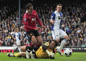 AFP - Manchester United's Mexican striker Javier Hernandez (L) is fouled by Blackburn Rovers' English goalkeeper Paul Robinson (2nd L) to give Manchester United their second half penalty during the English Premier League football match between Blackburn Rovers and Manchester United Saturday