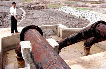 A rusted pump in the salt fields of Bac Lieu Province (Photo: SGGP) A rusted pump in the salt fields of Bac Lieu Province (Photo: SGGP)