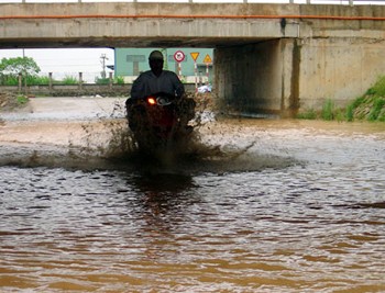 Rain floods tunnel of Thang Long Highway on May 23 (Photo: Hanoimoi) Rain floods tunnel of Thang Long Highway on May 23 (Photo: Hanoimoi)