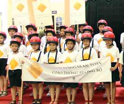Primary students given helmets. Students must wear helmets on motorcycles (Photo: DM) Primary students given helmets. Students must wear helmets on motorcycles (Photo: DM)