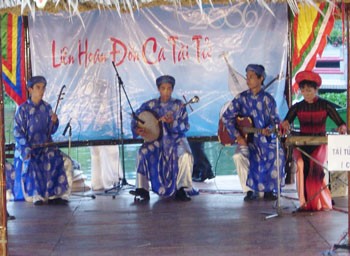 A performance of don ca tai tu (Vietnamese traditional southern amateur music). (Photo: Anh Vu) A performance of don ca tai tu (Vietnamese traditional southern amateur music). (Photo: Anh Vu)