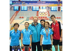 Danish coach Ron Daniels (middle) and his athletes in the 2011 National Mixed-Doubles Badminton Championships (Photo: badmintonline.nl) Danish coach Ron Daniels (middle) and his athletes in the 2011 National Mixed-Doubles Badminton Championships (Photo: badmintonline.nl)