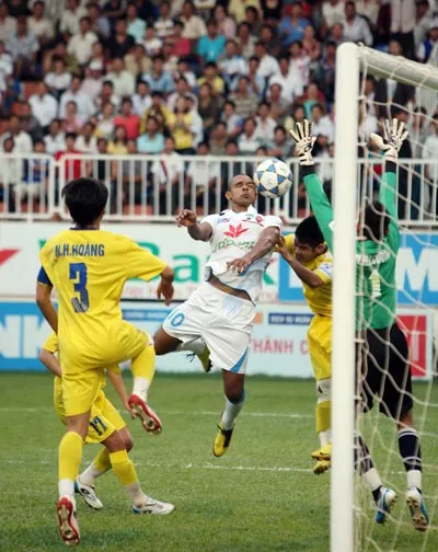 Hoàng Anh Gia Lai - Sông Lam Nghệ An 0-1 : Căng như dây đàn