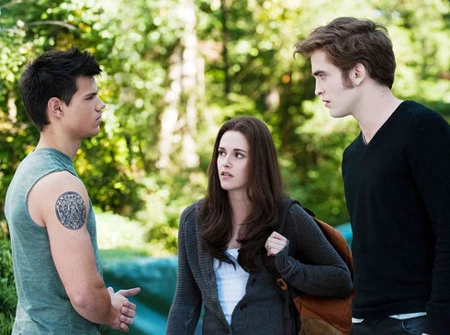 Dàn diễn viên chính của phim Nhật thực (từ phải qua): Robert Pattinson Kristen Stewart và Taylor Lautner Dàn diễn viên chính của phim Nhật thực (từ phải qua): Robert Pattinson Kristen Stewart và Taylor Lautner