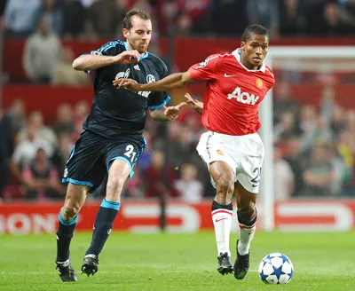 Antonio Valencia (phải) vượt qua Christoph Metzelder của Schalke.