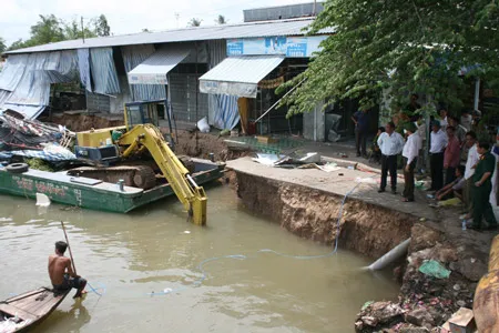 Hiện có nhiều nguy cơ tiếp tục sạt lở chợ Long Hòa do nước xoáy mạnh và “hàm ếch” ăn sâu vào bờ. Hiện có nhiều nguy cơ tiếp tục sạt lở chợ Long Hòa do nước xoáy mạnh và “hàm ếch” ăn sâu vào bờ.