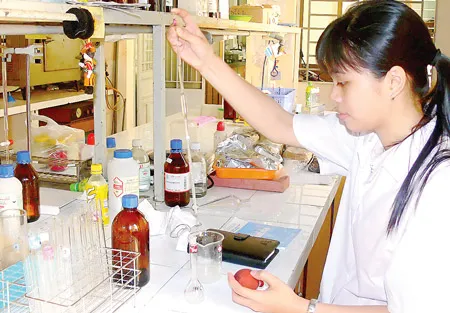 Học viên cao học đang thực tập tại Phòng Thí nghiệm Công nghệ sinh học Trường ĐH Khoa học tự nhiên TPHCM. Ảnh: Thanh Hùng Học viên cao học đang thực tập tại Phòng Thí nghiệm Công nghệ sinh học Trường ĐH Khoa học tự nhiên TPHCM. Ảnh: Thanh Hùng