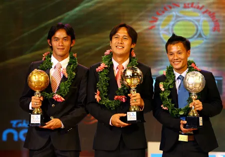 Từ trái qua: Vũ Phong, Minh Phương và Thành Lương trên bục nhận giải thưởng. Ảnh: Hoàng Hùng
